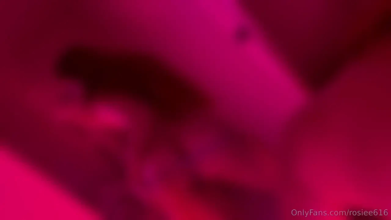 Twerk con tanguita abajo muevo muy rico el culo en el 2do video 