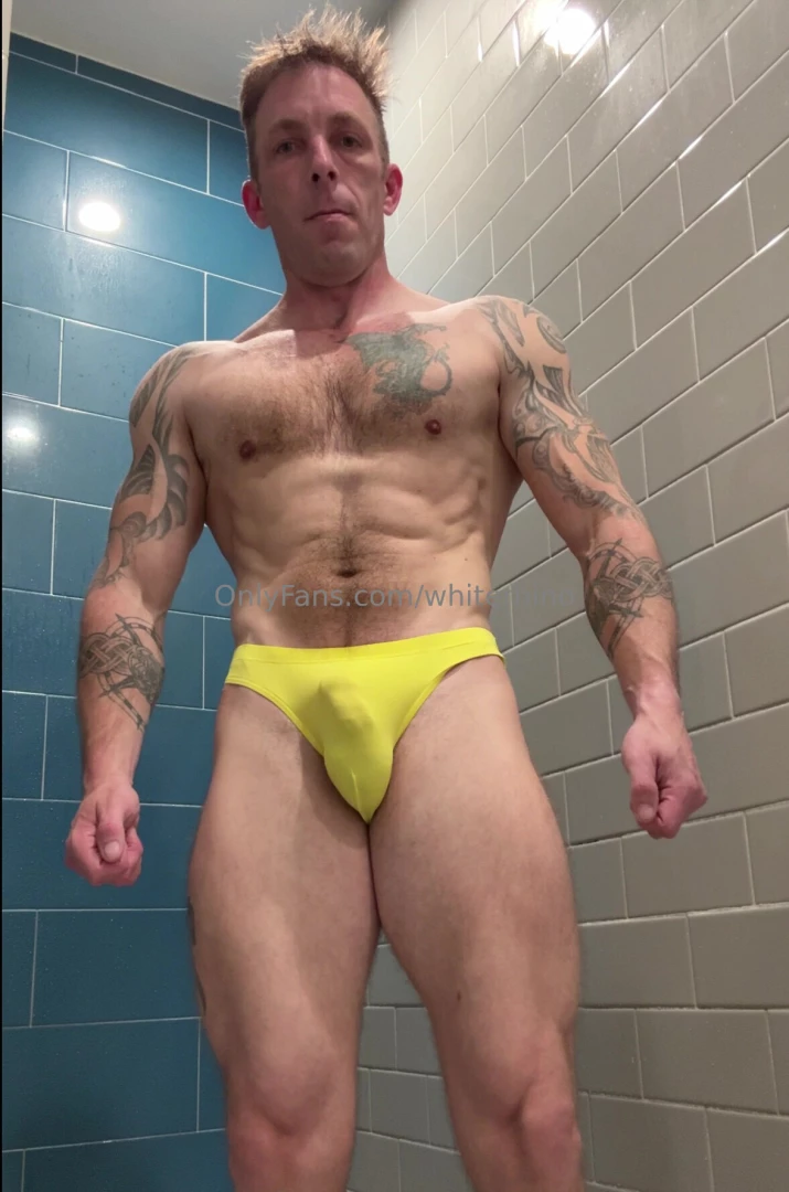 Briefs in yellow 