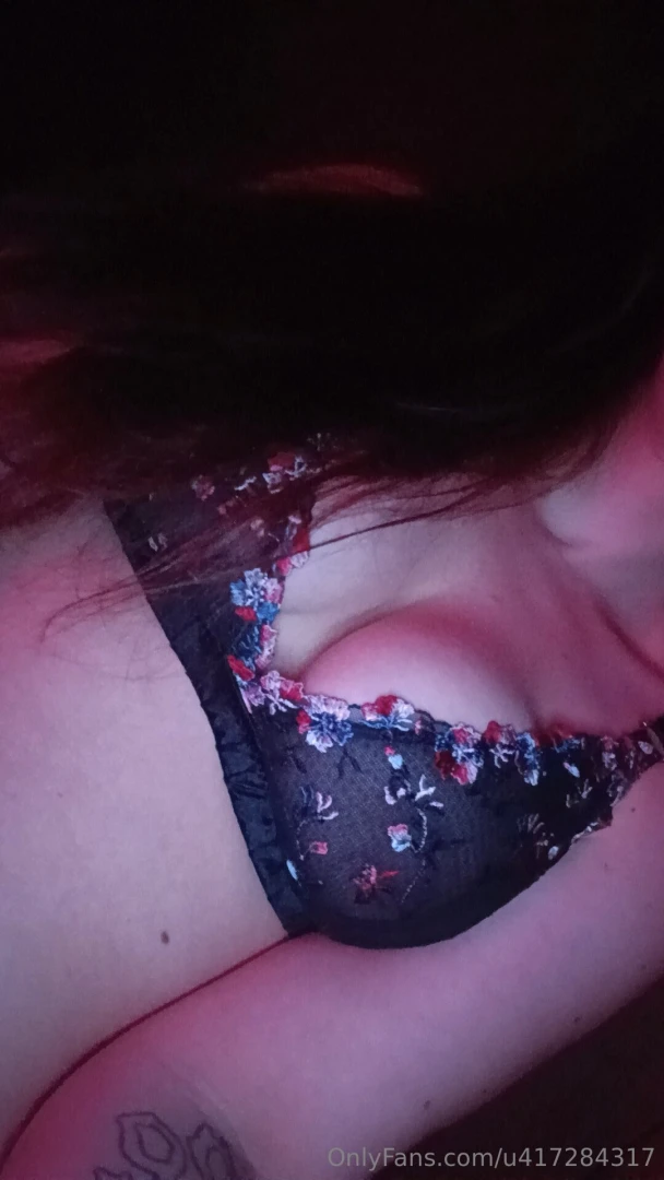 Those that are paid subscribers and tip enjoy a photo of my tits you 