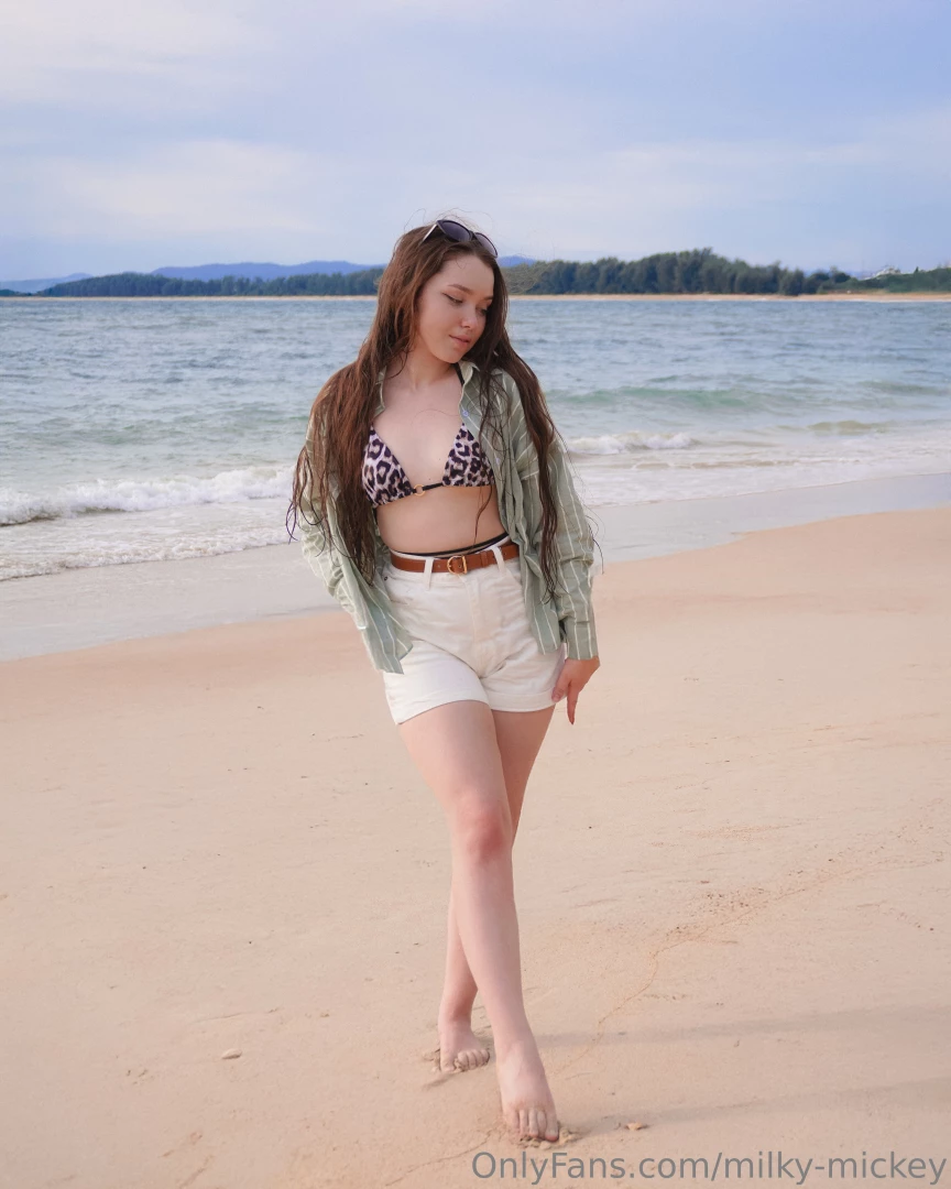The ocean makes me feel so weird sometimes lol like it s calm but it s 