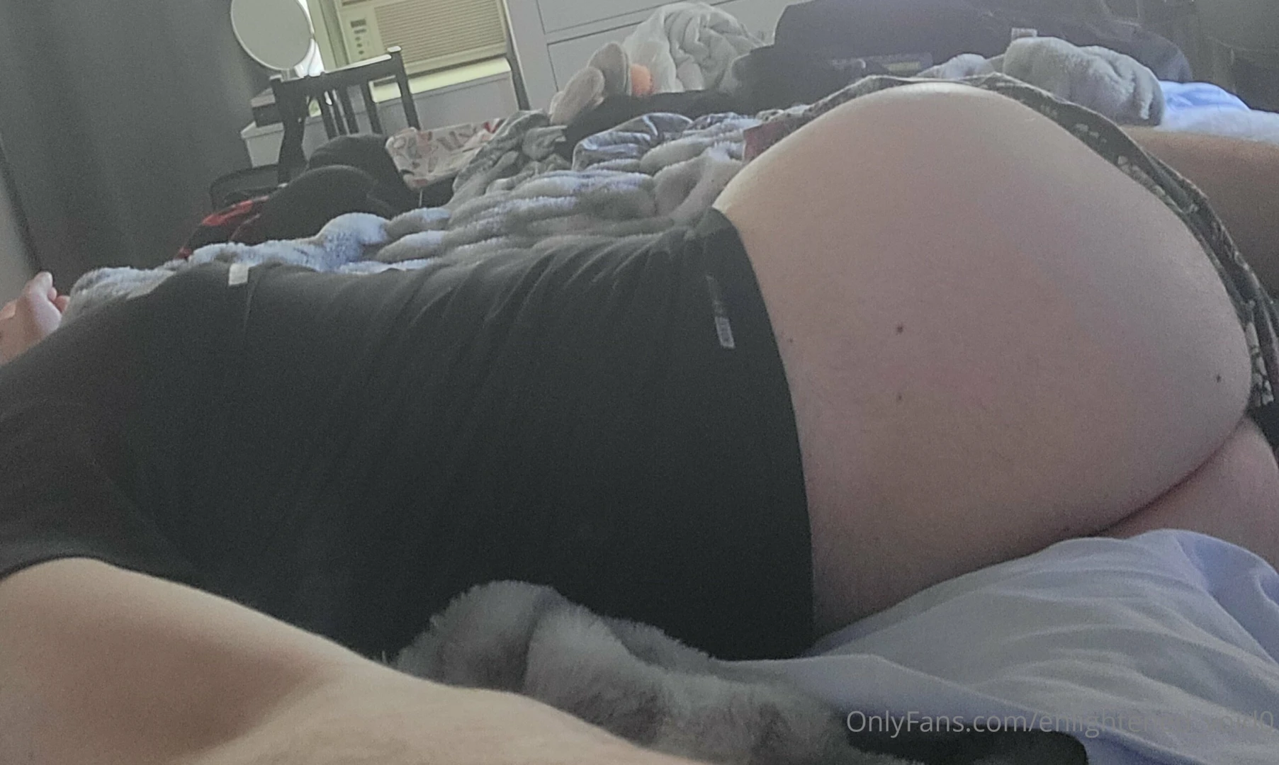 A little ass tease here rub it for me and ill give you a reward 