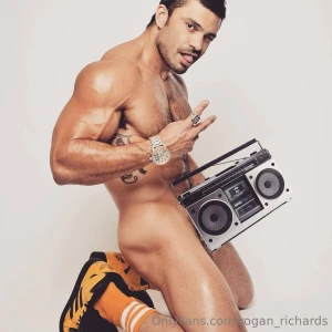 Drop that ghetto blaster them my old famous kicks