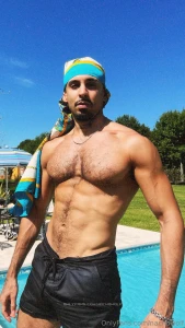 Aca tu lobo habibi en la pool party necesitando un putito q le chupe