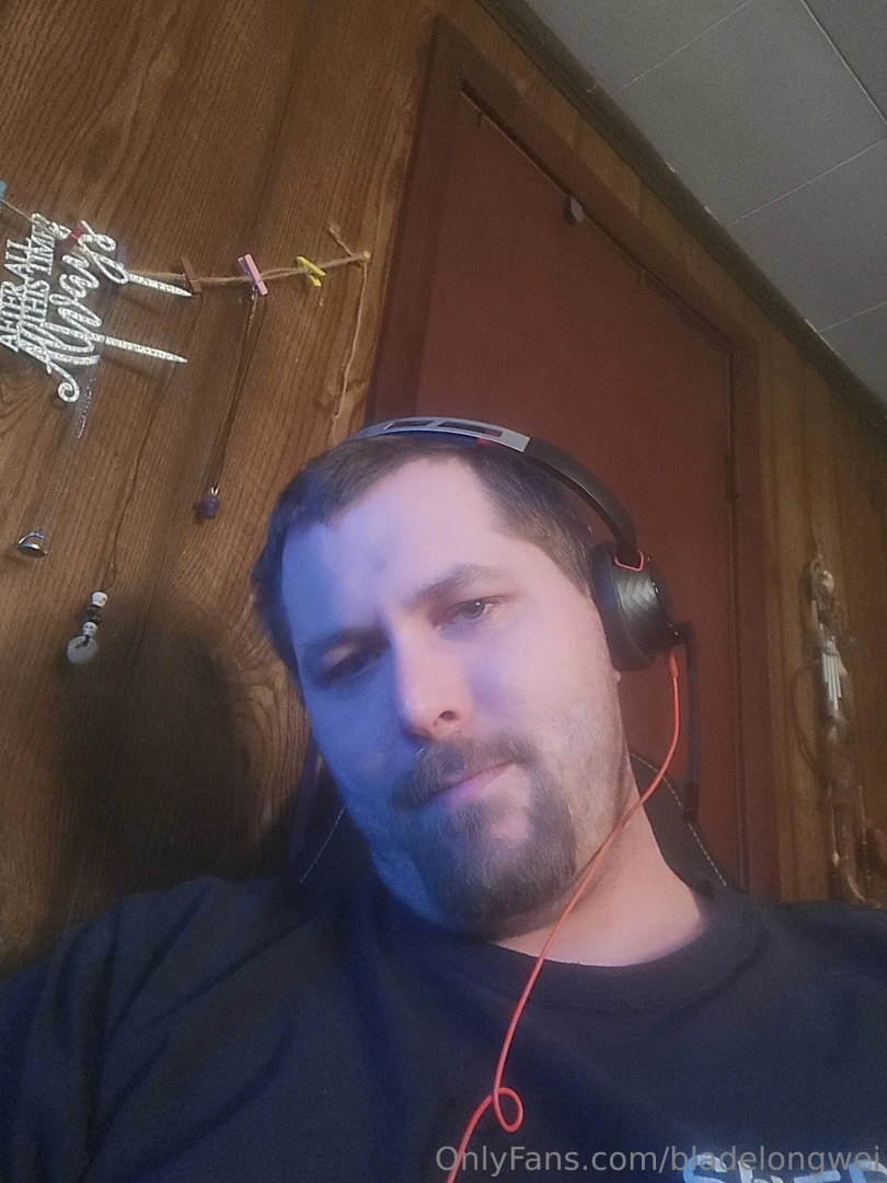 Bored sitting at work wanna keep me company 