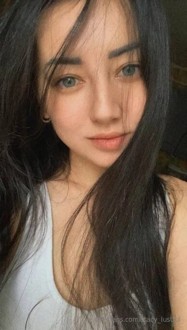 This girl mommyystella has a beautiful slender body she wants you to 
