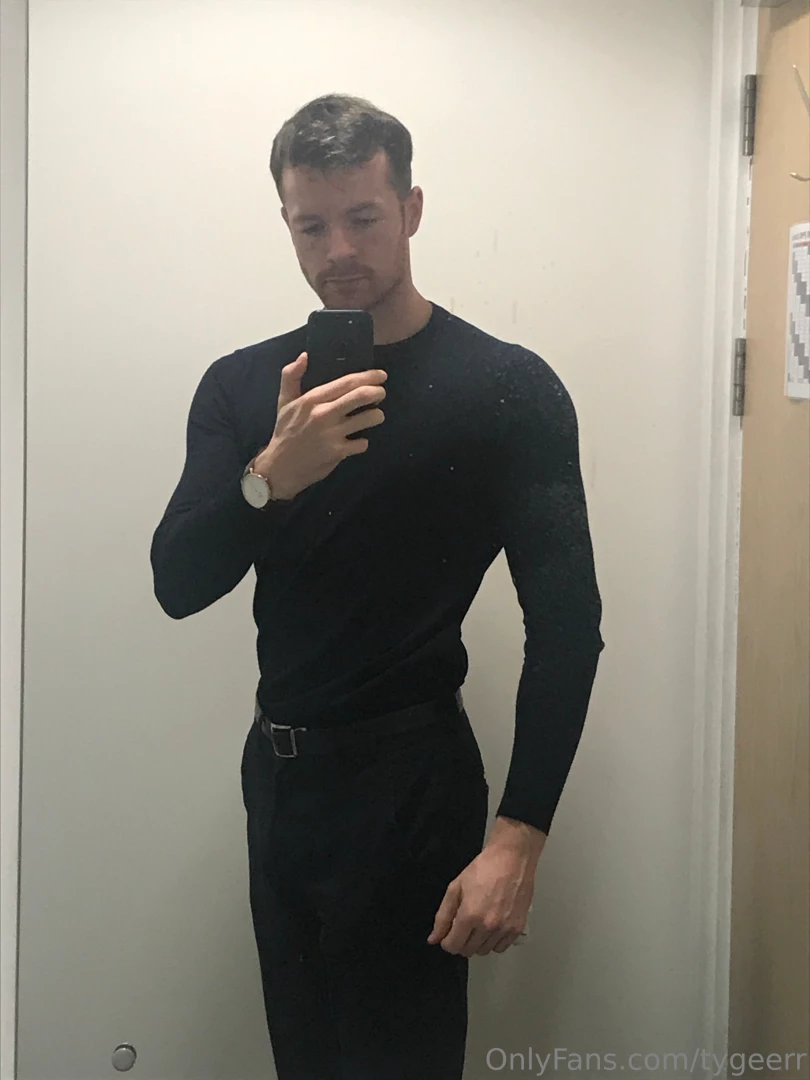 Would you take some photos with me in the changing room 