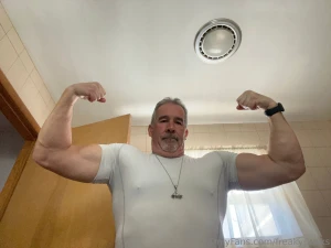 Leg day but i ended with biceps fuk that let s grow