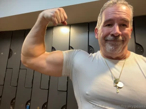 I fuked up some upper body today t bar rows 215 for 10 here ended up