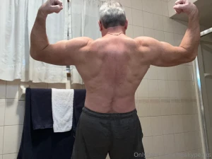 Back day rowing started 205 finished with 250 we go hard each day a