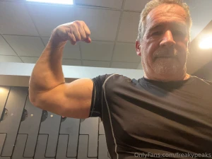 Love pumping the guns and busting sleeves