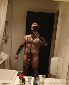 Have some more hotel mirror selfies i totally forgot about