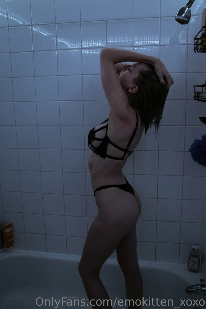 Swipe left to get me wet and naked 