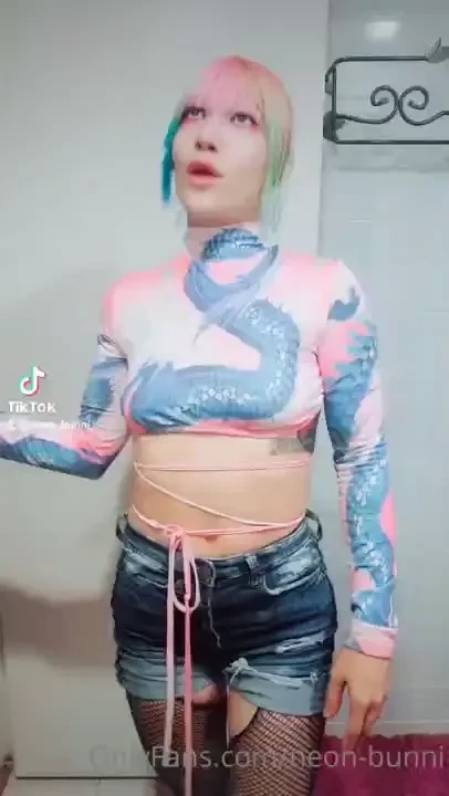 Follow my paid page to uncensor me it s neon_bunni 
