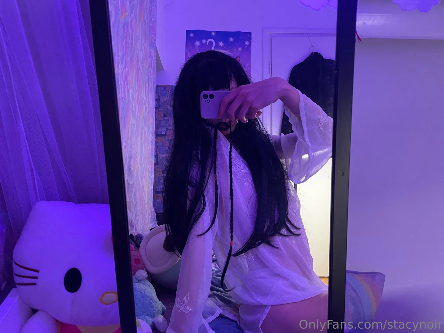Is it just me or this looks like a ghost outfit what if i just appear 