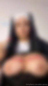 Immagina cosa c scritto sulle tettone