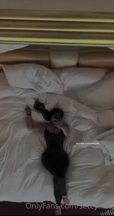 Showing in dm how horny i am 