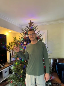 Who else is feeling the christmas spirit i almost forgot to put up my