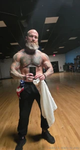 Daddy still trying to work out through a chest injury