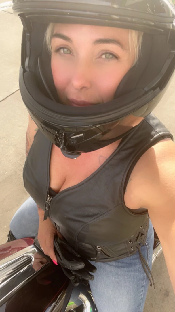 You d be loud too if i were riding you 