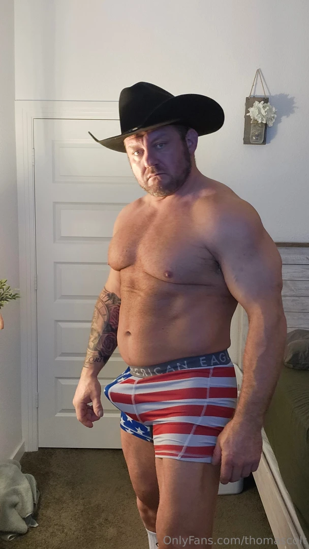 Want to video chat with your favorite muscle daddy guys and girls 