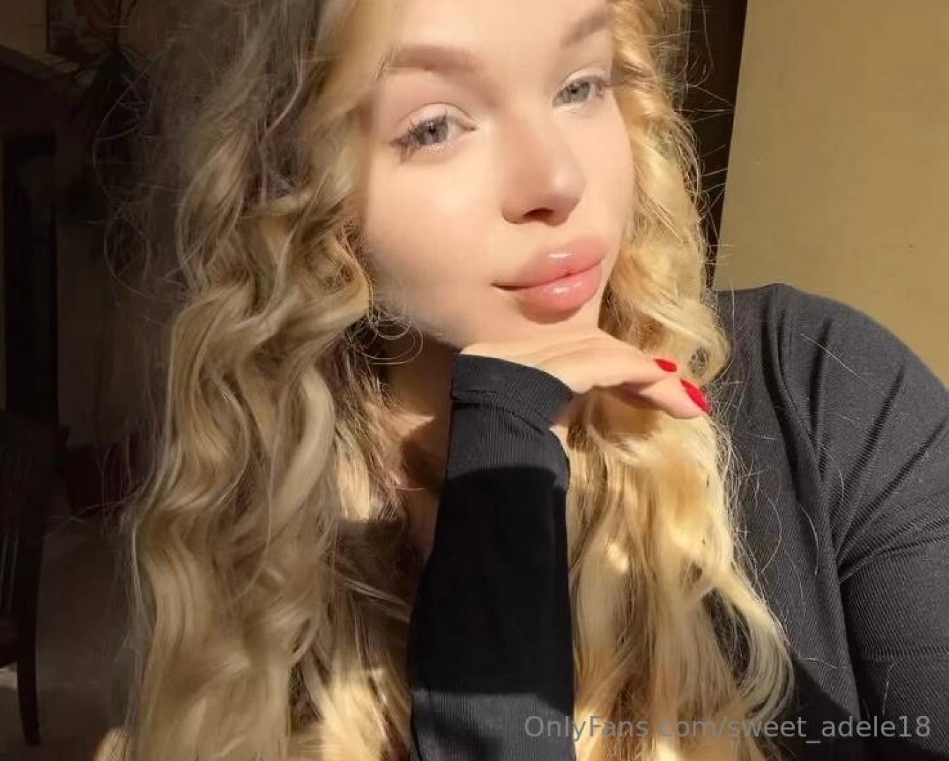 How beautiful my blonde hair looks in the sun i love these sunny days 