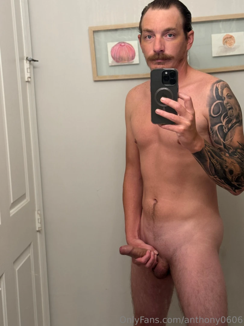 Which do we like more mirror selfie or no mirror 