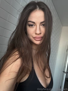 Do i look like a hot chick for you