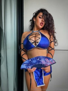 I am fast and agile kitana able to curve my body and move my ass in