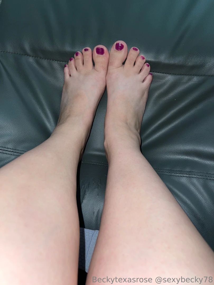 Thank you to my fan for my purple toes 