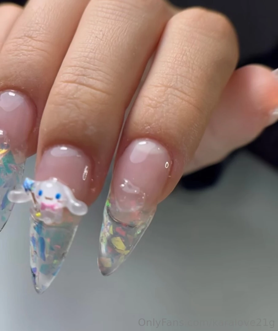 Guys i want to get my nails done can you help me dm me 