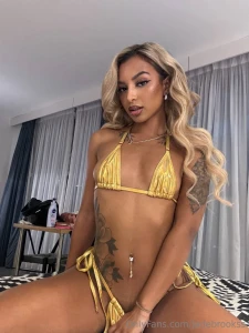 What do you think does yellow look good on me or do you prefer me part 1