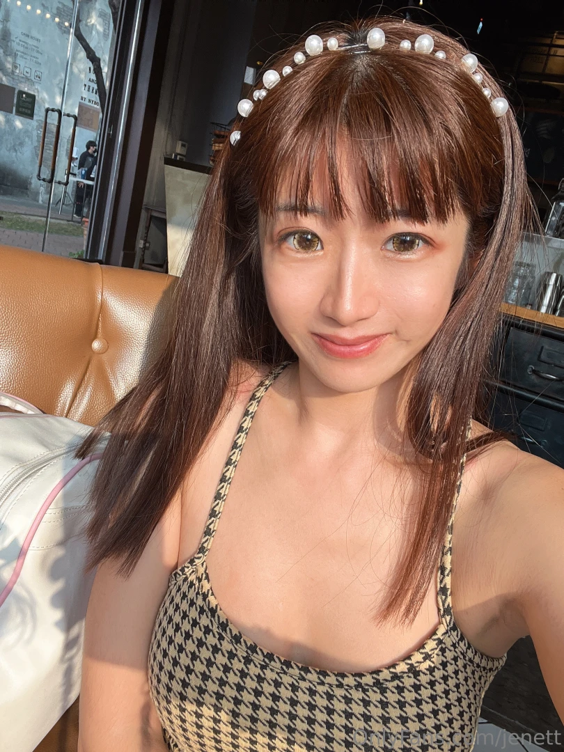 Hihi this outfit may look simple but trust meeee it is hiding so much 