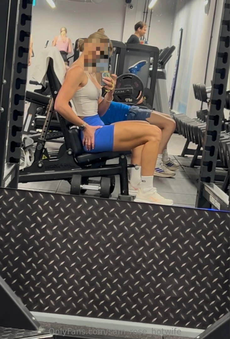 Out flexing the guys in the gym 