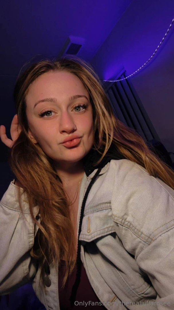 Do find me attractive babe hit me up so i show my juicy contents 