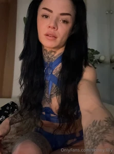 D nne m dchen mit blauen augen und schwarzen haaren sollen im bett die