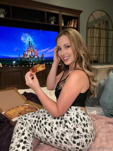 You eat my pussy while i eat this pizza deal