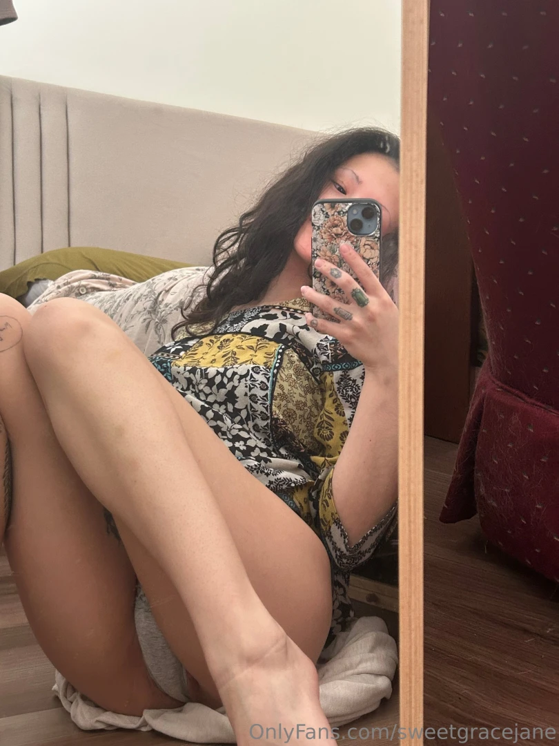 Little photoshoot in front of the mirror pulling my panties to the 