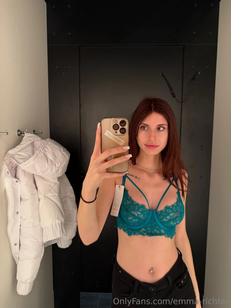 Manchmal macht ein neuer bh einfach alles besser in der umkleide f hlt 