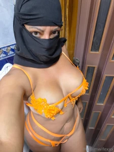 Play a while while my husband prays at the mosque