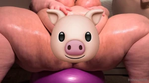 Ssbbw greased up hog body oiling mmmm oiling up what i can reach of my