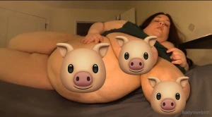 Mmmm some booty shaking at the beginning of this clip then laying on