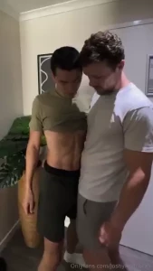 Video 107 bros frotting