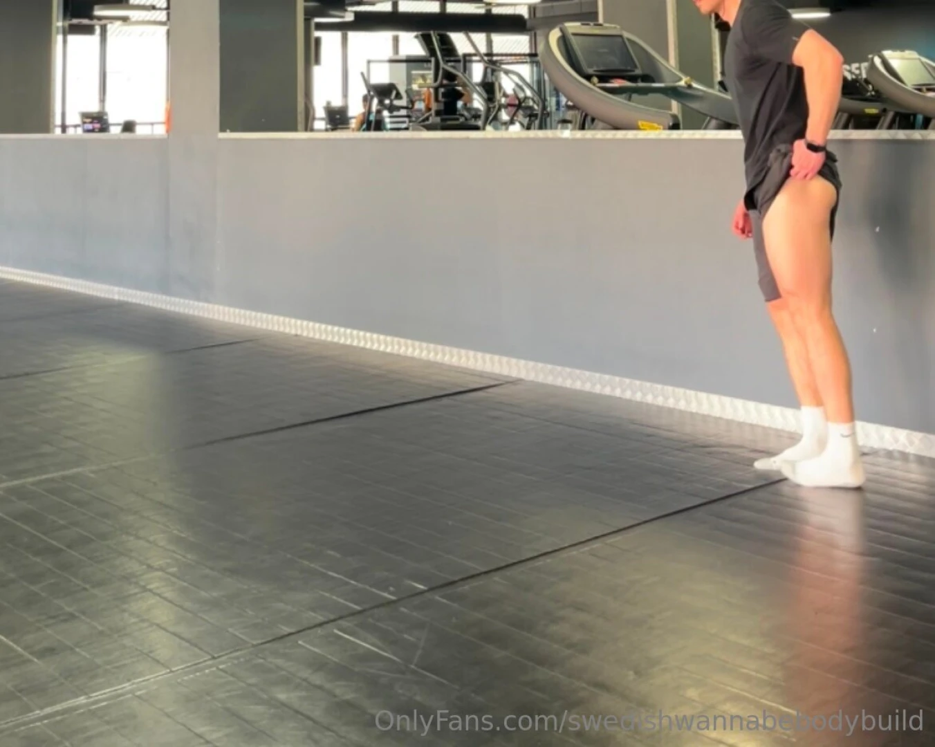 A little tease in a public gym 