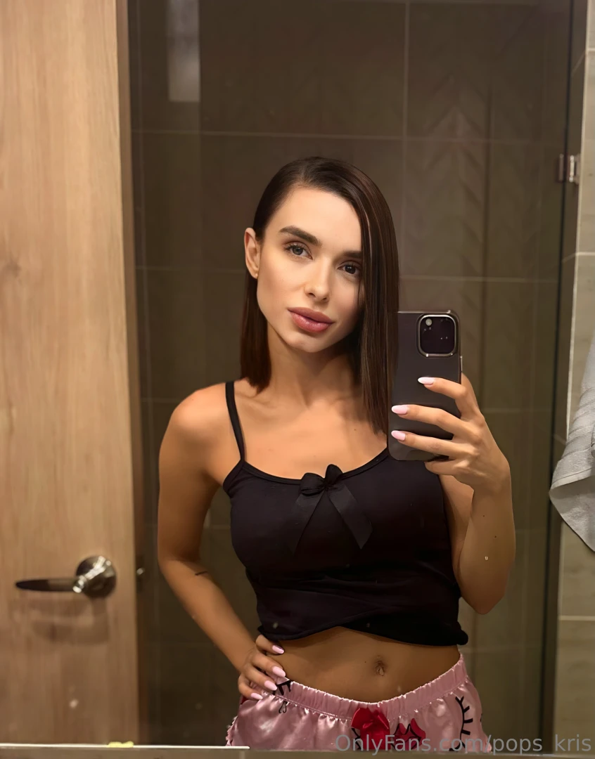 Addicted to mirror selfies how can you pass it up 