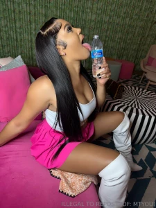 Ur brain wants to scroll ur dick wants to see me bent over