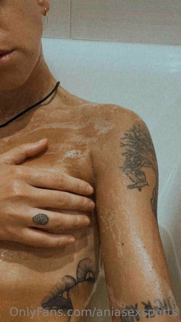 How wet are you going to join me in the bathroom i would like to suck 