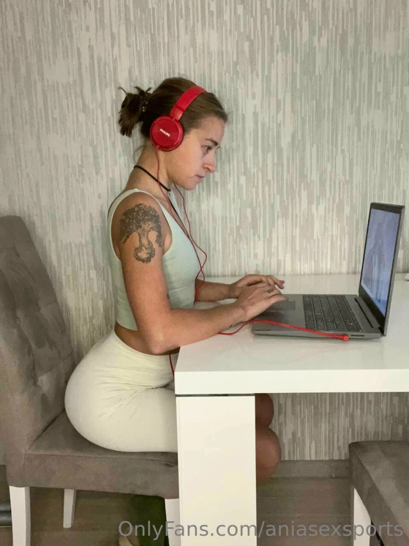 It is very important to keep a straight posture when you work sitting 