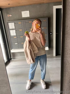 Eating an apple and i d like your dick
