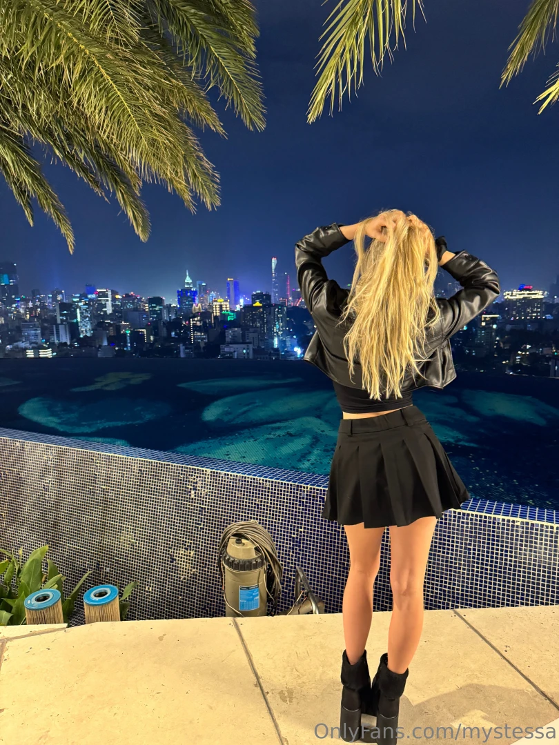 A short skirt always works right 