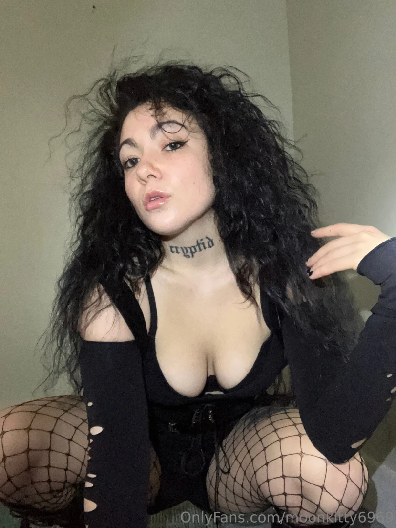 Want to be my valentine this year my wishlist is in my bio if you gift 